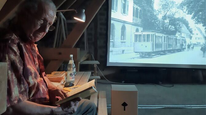 Eulenspiegel in der Straßenbahn: Der Betzinger Autor Hellmut G. Haasis las im Farrenstall.  FOTO: STRAUB