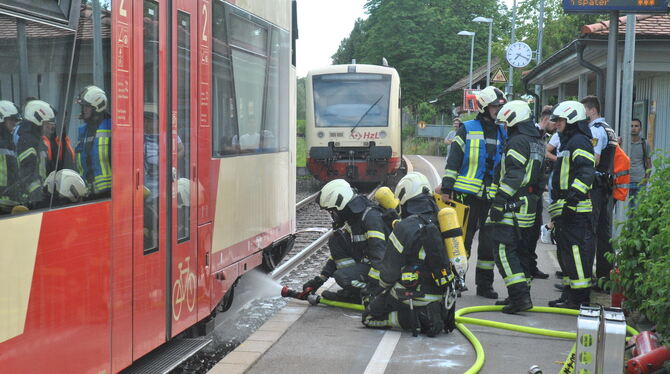 Die Feuerwehr löschte im Bahnhof Bodelshausen den Achsenbrand eines Triebwagens. Die Strecke zwischen Mössingen und Hechingen wa