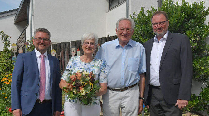Altbürgermeister Hans Auer mit Ehefrau Renate, flankiert von Landrat Joachim Walter (rechts) und OB Michael Bulander.  FOTO: MEY