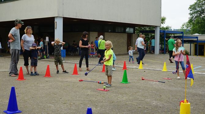 Bei der Kinderspielstraße des Öschinger Dorffestes übt Lukas Papke (5) beim Minigolf ein paar Abschläge. FOTO: STRAUB Bei der Kinderspielstraße des Öschinger Dorffestes übt Lukas Papke (5) beim Minigolf ein paar Abschläge. FOTO: STRAUB