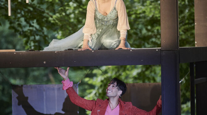 Mattea Cavic als Julia und Rinaldo Steller als Romeo.  FOTO: SIGMUND/LTT