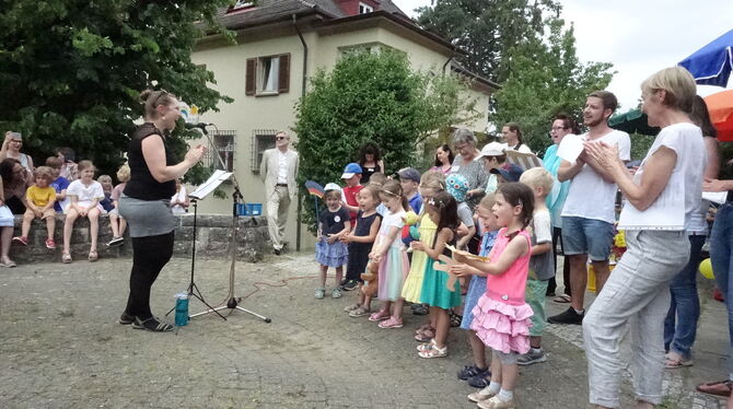 Die Geburtstagsgäste wurden von den Kinder musikalisch begrüßt.  FOTO: DÖRR