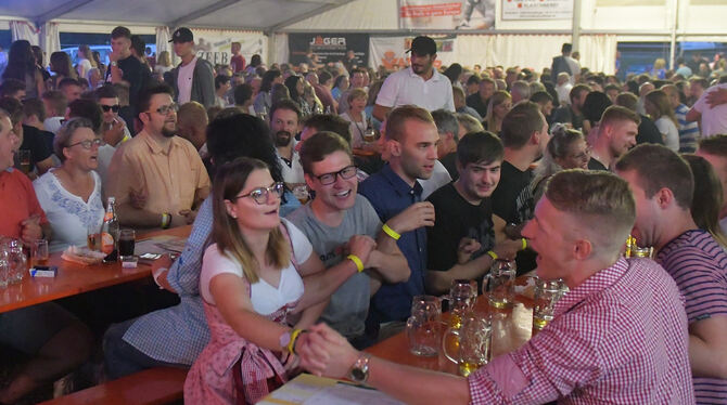 Ein Hoch auf das Reinheitsgebot des Bieres. In Mittelstadt sorgten Narrenzunft und Musikverein für Volksfeststimmung. FOTO: MEYE