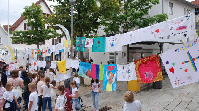 Flaggen für den Frieden rund um den Rathausplatz: gestaltet von Metzinger Schülern.   FOTO: PFISTERER