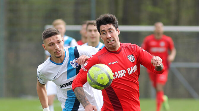 Wechselt vom SSV Reutlingen zu den Stuttgarter Kickers: Cristian Giles (rotes Trikot).   FOTO: BAUR