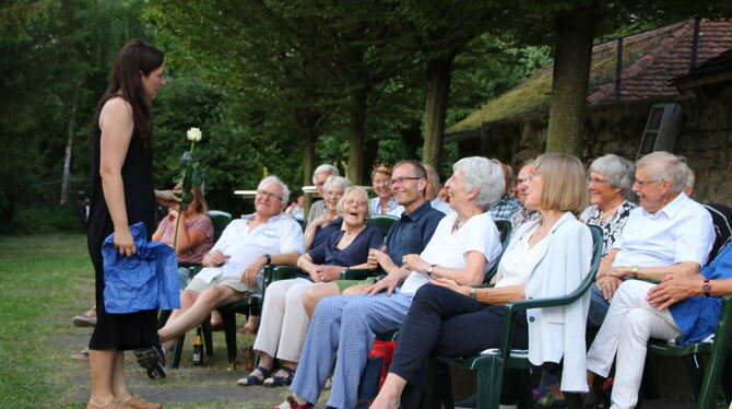 Im Klostergarten war Chrysi Taoussanis ganz nahe dran an ihrem begeisterten Publikum.  FOTO: OECHSNER