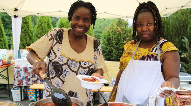 Frauenpower aus Kamerun: Die Spezialitäten aus Afrika kamen beim Fest der Vielfalt auf der Schwäbischen Alb gut an. FOTO: OECHS