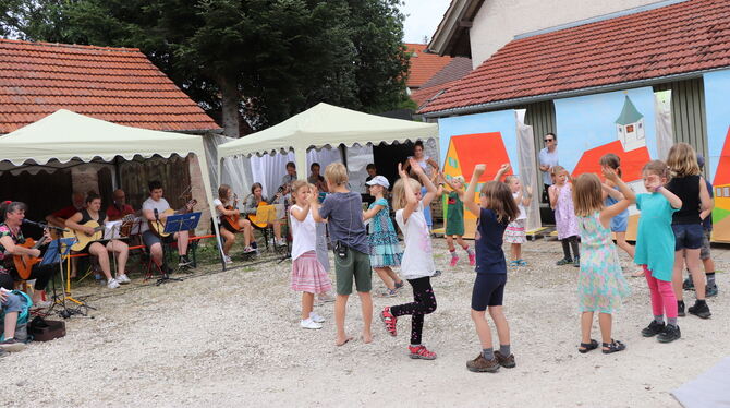 Schon bei der Generalprobe herrschte bei den jungen Akteuren Aufregung. FOTO: BLOCHING