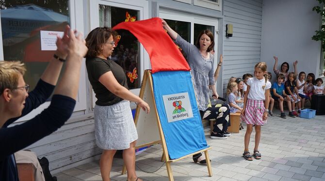 Martina Mader-Sorg vom evangelischen Kirchenbezirk (links vom Schild) und Pfarrerin Susanne Fleischer (rechts) enthüllen den neu Martina Mader-Sorg vom evangelischen Kirchenbezirk (links vom Schild) und Pfarrerin Susanne Fleischer (rechts) enthüllen den neu