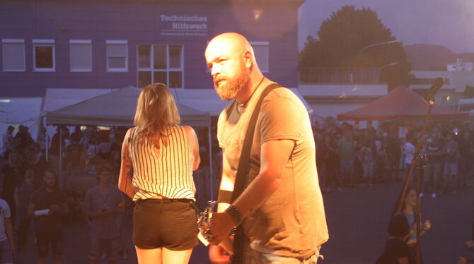 Das Areal des Ofterdinger THW in der Dämmerung: Auf der Bühne sind Anne Nill und Martin Baumann, Sängerin und Bassist der Gruppe