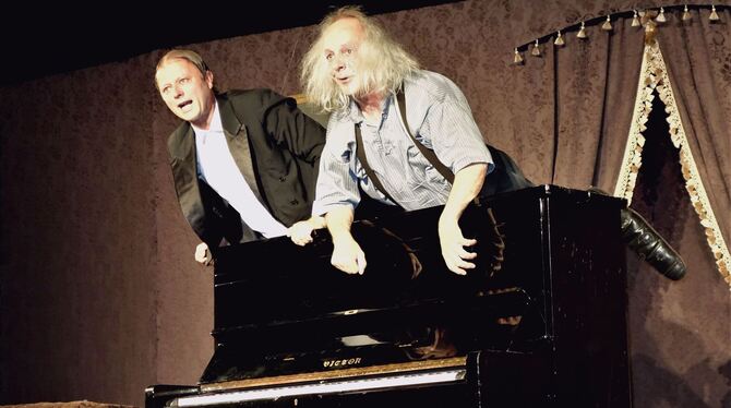 Auch so lässt sich ein Klavier virtuos bedienen. Gogol (links) und Mäx zeigten, wie es geht. Das Duo trat im Bonhoeffer- Gymnasi