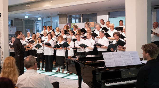 Präsentierte ein vielfältiges Repertoire: die Liedertafel Concordia zu Gast im Foyer der Volkshochschule. FOTO: TRINKHAUS