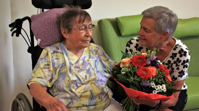 Dagmar Krause gratuliert Ilse Müller zum 103. Geburtstag. FOTO: LEIPOLD