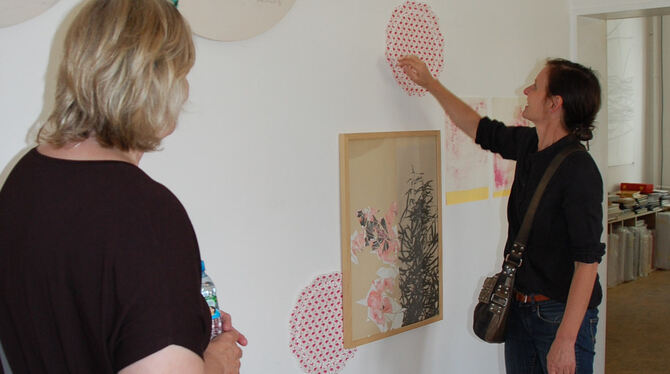Offene Ateliers auf der Haid: Die freischaffende Künstlerin und Kunsttherapeutin Susanne Michel, rechts, zeigt einer Ausstellung