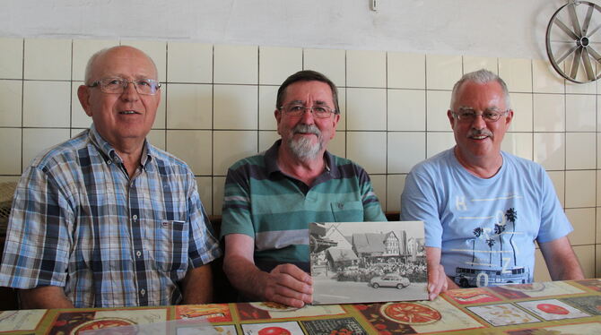 25 Jahre Backhaushock Lonsingen (von links): Wilfried Maschke vom Gesangverein, Peter Flohr vom Sportverein und Ortsvorsteher Si
