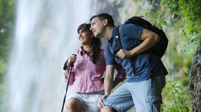Aktuell kommen viel mehr Tagestouristen auf die Schwäbische Alb. Sie wandern etwa zum Wasserfall in Bad Urach. Mit der Gästekart