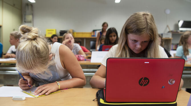 Das Land Baden-Württemberg hat 75 Millionen Euro für die Digitalisierung von Schulen bereitgestellt.  FOTO: DPA