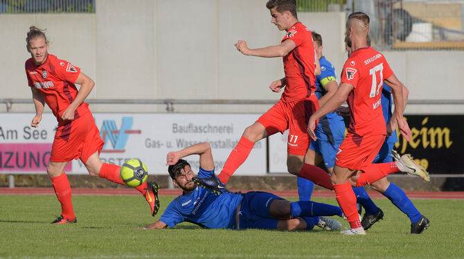 Die Frickenhäuser wehren sich. Kein Durchkommen für die SSVler Willie Sauerborn, Marcel Schmitt und Luca Wöhrle (von links). FO Die Frickenhäuser wehren sich. Kein Durchkommen für die SSVler Willie Sauerborn, Marcel Schmitt und Luca Wöhrle (von links). FO