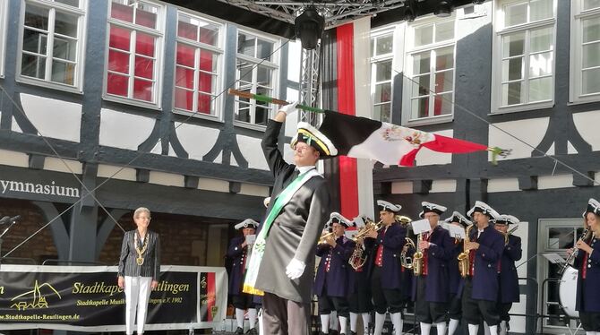 Thomas Walker flaigt am Sonntag wieder die Fahne. Hier noch mit Barbara Bosch und der Stadtkapelle. ARCHIVBILD: ROLAND HAUSER Thomas Walker flaigt am Sonntag wieder die Fahne. Hier noch mit Barbara Bosch und der Stadtkapelle. ARCHIVBILD: ROLAND HAUSER