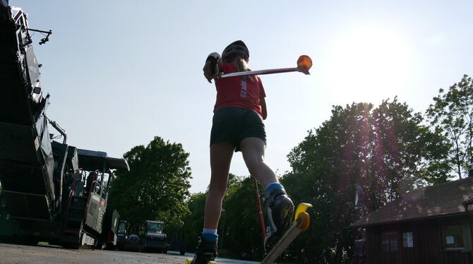 Saubere Technik auf vier Rollen – hier für den Fotografen noch auf der Baustelle der Skirollerstrecke. FOTO: FINK Saubere Technik auf vier Rollen – hier für den Fotografen noch auf der Baustelle der Skirollerstrecke. FOTO: FINK