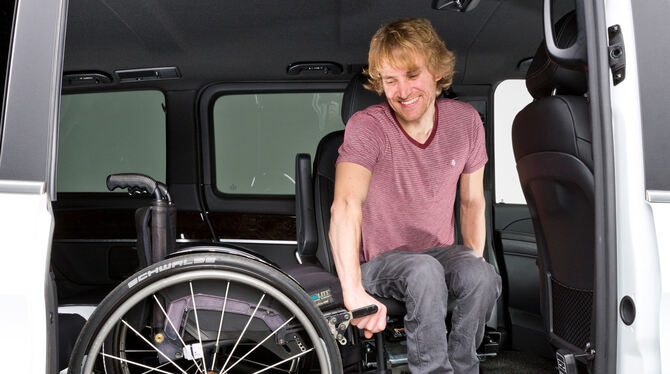 Swen Lang, Software-Entwickler und Paraplegiker, bei der Arbeit in einem rollstuhlgerecht umgebauten Fahrzeug.  FOTO: PARAVAN