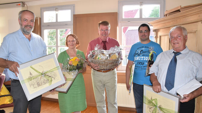 Der stellvertretende Bürgermeister Thomas Vorwerk (von links) verabschiedete die Gemeinderäte Gabriele Ascher, Manfred Knöll, Ma