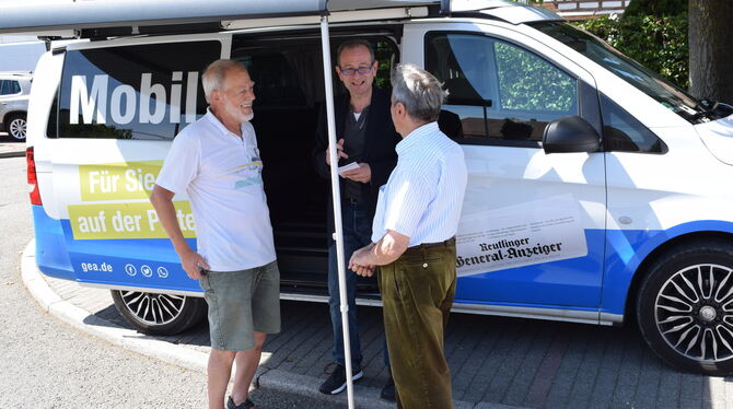 Gespräche am GEA-Mobil: Der Busverkehr von und nach Walddorfhäslach war das Thema.  FOTO: KLEIN