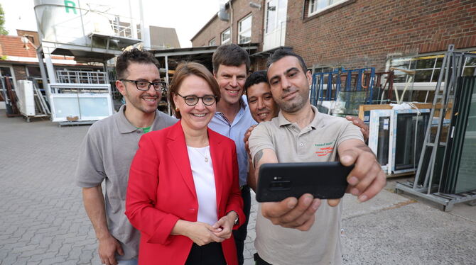 Beim Besuch von Annette Widmann-Mauz darf ein Selfie nicht fehlen, finden (von links) Mohamed Hamza Karami, Chef Dirk Frenzel, A