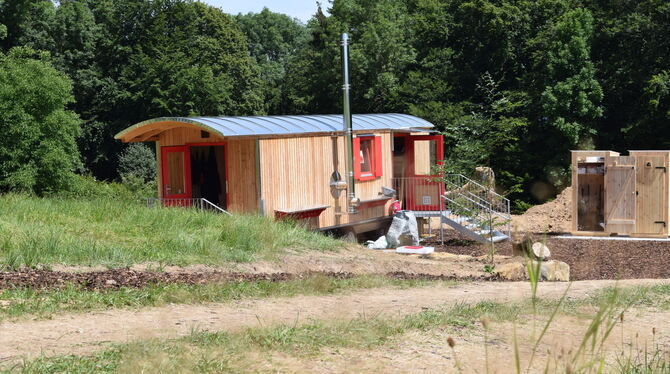 Direkt am Waldrand, mit großem Außenbereich zum Spielen und Toilettenhäuschen (ganz rechts): So präsentiert sich der neue Waldki Direkt am Waldrand, mit großem Außenbereich zum Spielen und Toilettenhäuschen (ganz rechts): So präsentiert sich der neue Waldki