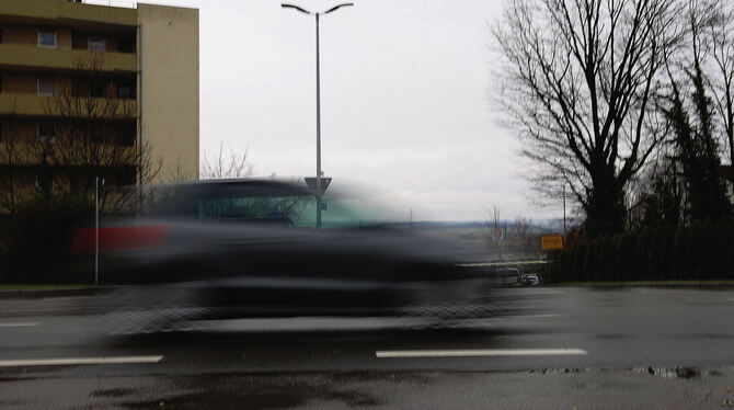 Auch Autos mit Tempo 70 fahren alles andere als lautlos. Am Neugreuth soll es deshalb eine Lärmschutzwand geben.  FOTO: PFISTERE