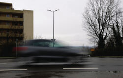 Auch Autos mit Tempo 70 fahren alles andere als lautlos. Am Neugreuth soll es deshalb eine Lärmschutzwand geben.  FOTO: PFISTERE
