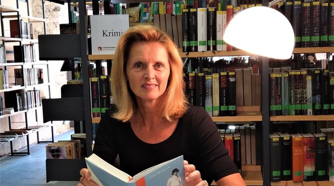 Jana Revedin las in Bad Urach.  FOTO: BÖHM