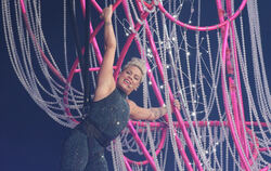 Turnübungen samt Stimmbandakrobatik im Glitzer-Ambiente des Bühnenhimmels: Pink bei ihrem Auftritt in der  Mercedes-Benz- Arena.