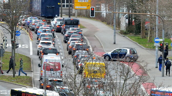 In Reutlingen dominiert weiter der Autoverkehr.  FOTO: NIETHAMMER