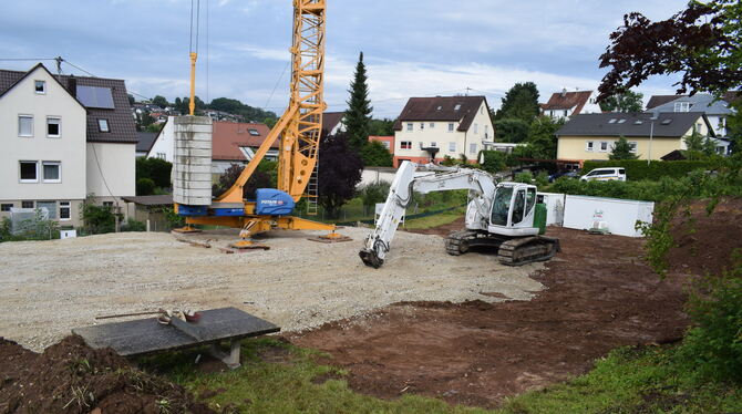 Nur Tage nach der Baugenehmigung ist schon schweres Gerät vor Ort und die Baustelle am Unteren Haldenweg vorbereitet.  FOTO: RIT