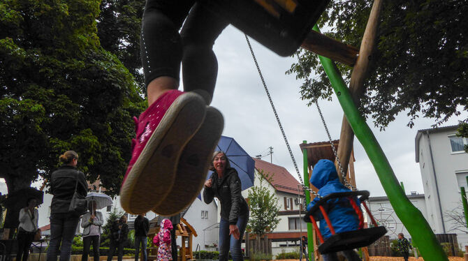 Das bisschen Regen störte nicht: Die Kinder des Tommetal-Quartiers haben den neu gestalteten Spielplatz erobert.  FOTO: BERNKLAU