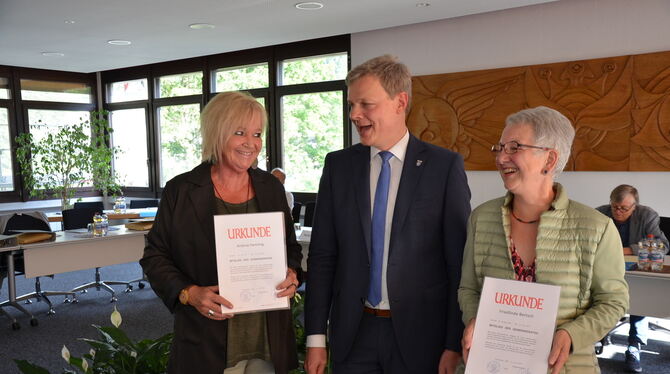 Andrea Henning (links) und Friedlinde Bertsch verlassen das Gremium und wurden von Bürgermeister Peter Nußbaum verabschiedet . F