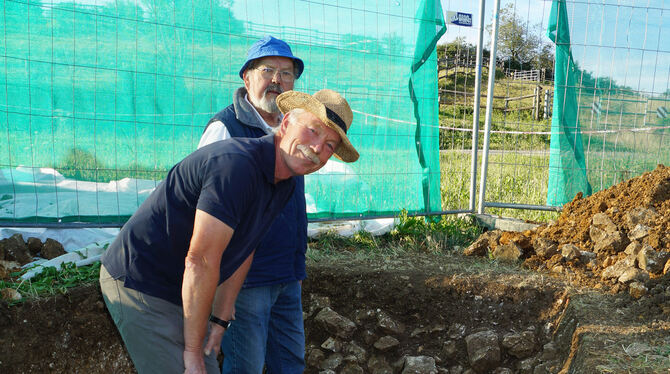 Heinz (hinten) und Klaus Besch vor den Fundamenten eines römischen Gebäudes. Rechts ragt ein behauener Mauerstein hervor, wie er