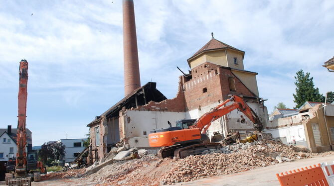 Das Kesselhaus von Gaenslen & Völter fällt den Abrissbaggern zum Opfer, darunter wird die Erms zum Vorschein kommen.  FOTO: PFIS