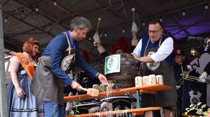 Eine Runde Freibier: Boris Palmer sticht das Fass zum Start des Stadtfests an. FOTO: SAPOTNIK Eine Runde Freibier: Boris Palmer sticht das Fass zum Start des Stadtfests an. FOTO: SAPOTNIK