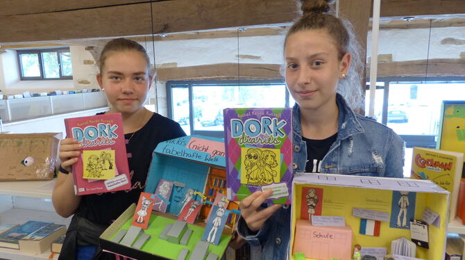 Ana und Sara haben sich für die »Dork Diaries« von Nikki Maxwell entschieden.  FOTO: WEBER