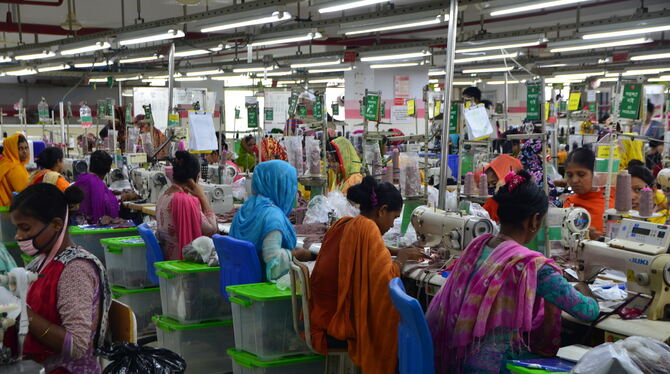 Dicht an dicht sitzen die Näherinnen in der Hot Lun Fabrik in Bangladeschs Hauptstadt Dhaka. 800 nähen auf einem einzigen Stockw