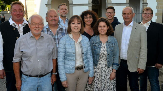 Der neue Rommelsbacher Ortschaftsrat wurde jetzt ins Ehrenamt eingeführt (von links): Vize-Schultes Markus Kern, Reiner Linsenbo