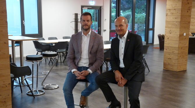 Roland Bertler (links) und Hans Steiner in der  neuen Lounge von Datatec. FOTO: HÄRING