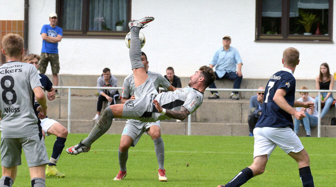 Christian Giles beim Versuch eines Fallrückziehers.   FOTO: BAUR