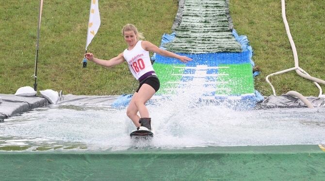 Ski Heil im Sommer? Klar, das geht. Zum achten Mal hat die Ski- und Snowboardabteilung des TSV Undingen den Waterslide-Contest a