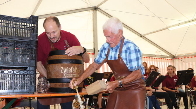 Zum ersten Mal sticht der 87-jährige Ehrenvorsitzende des Musik- und Gesangvereins Eglingen, Bruno Heinrich, mit dem jetzigen Vo