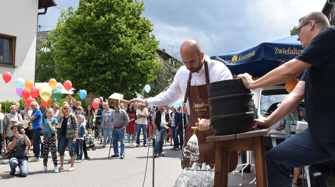 Konzentrieren und dann ein paar kräftige Schläge: Bürgermeister Dr. Christian Majer beim Fassanstich auf dem Wannweiler Dorffest