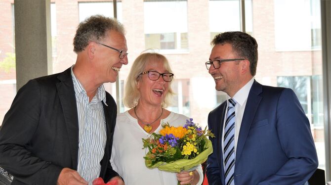 Bei der Verabschiedung (von links): der scheidende Schulleiter Carlheinz Nisi, seine Frau Gudrun und Mössingens OB Michael Bulan