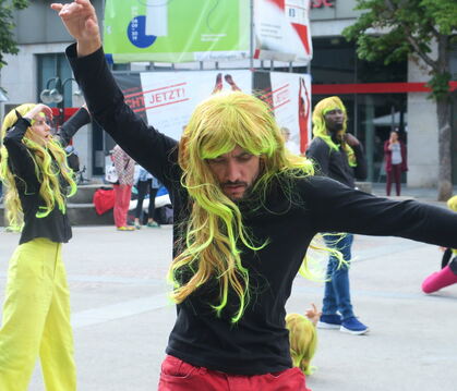 Sie tanzen, agieren, beziehen Passanten mit ein: Mitglieder der Gruppe Instant PIG aus Stuttgart bei ihrer Performance auf dem M